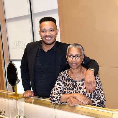 Jared The Galleria Of Jewelry Hosts A Sip & Wish Soriee At Jared Memorial City <br><small>Nov. 2, 2023</small>